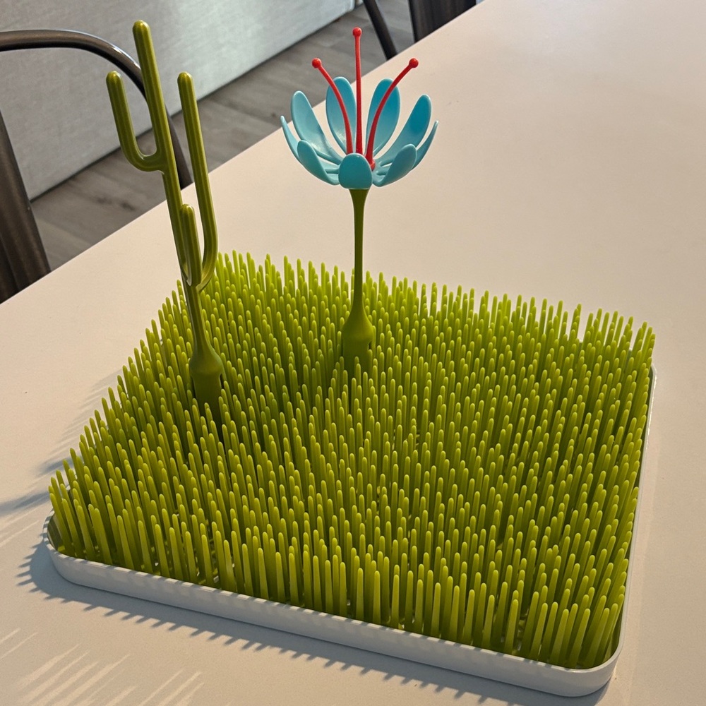 Boon Green Grass Drying Rack with Flower and Cactus Accessories